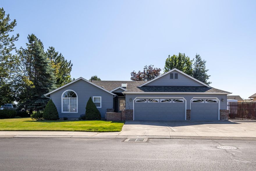 This single level home in the Greens At Redmond offers much! Large lot, spacious back yard, storage and equipment sheds, oversized 3 car garage, covered back patio and plenty of parking.
Easy access to Hwy 97 and all that the Central Oregon High Desert has to offer.