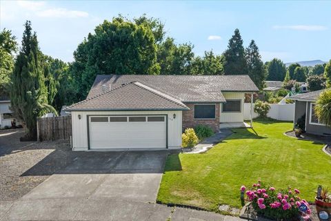 Photo of 154 Silverwood Court, Central Point, OR 97502 (MLS # 220221165)
