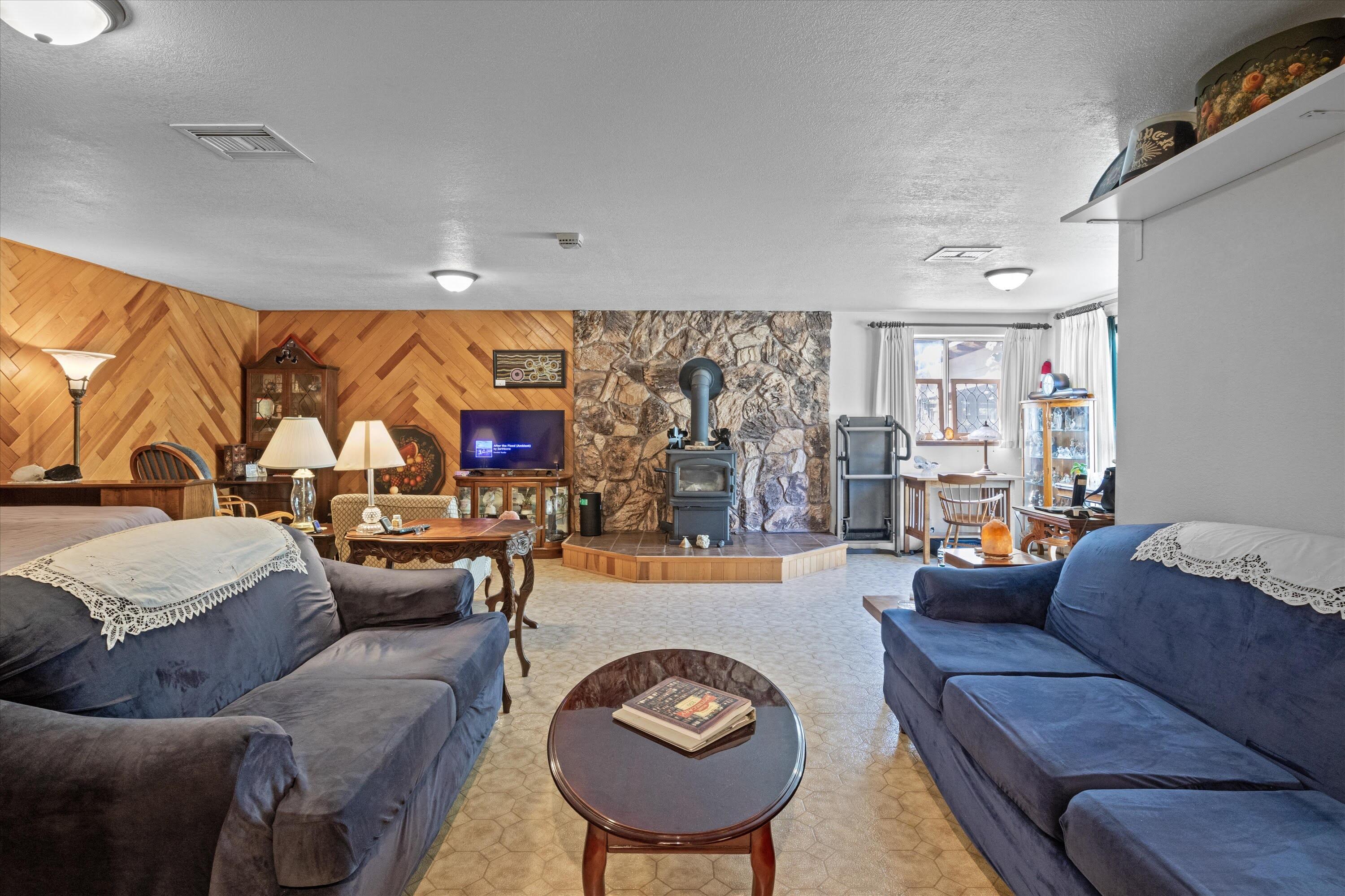 Glendale, Tow NOf Julia - Residential