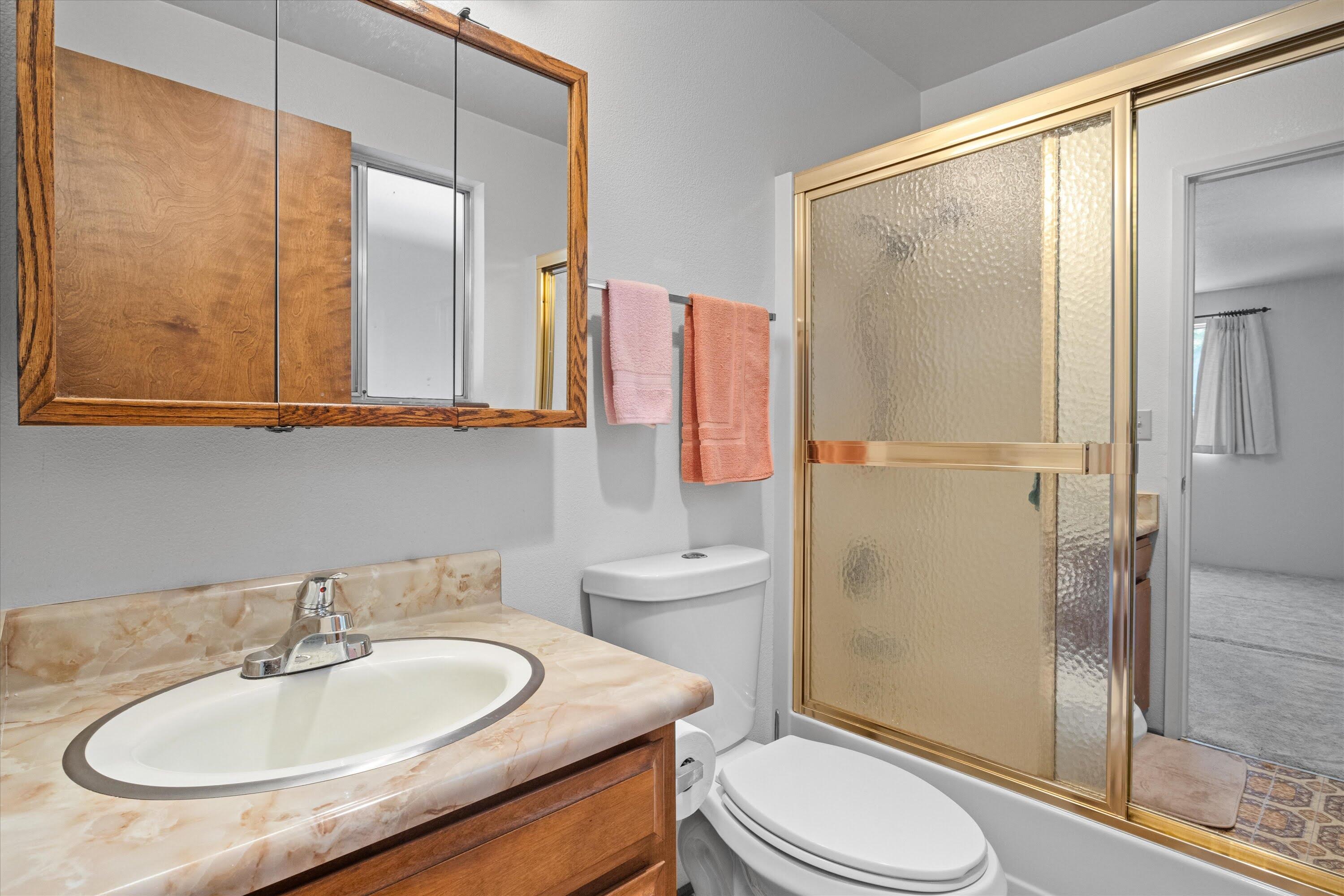 Glendale, Tow NOf Julia - Residential