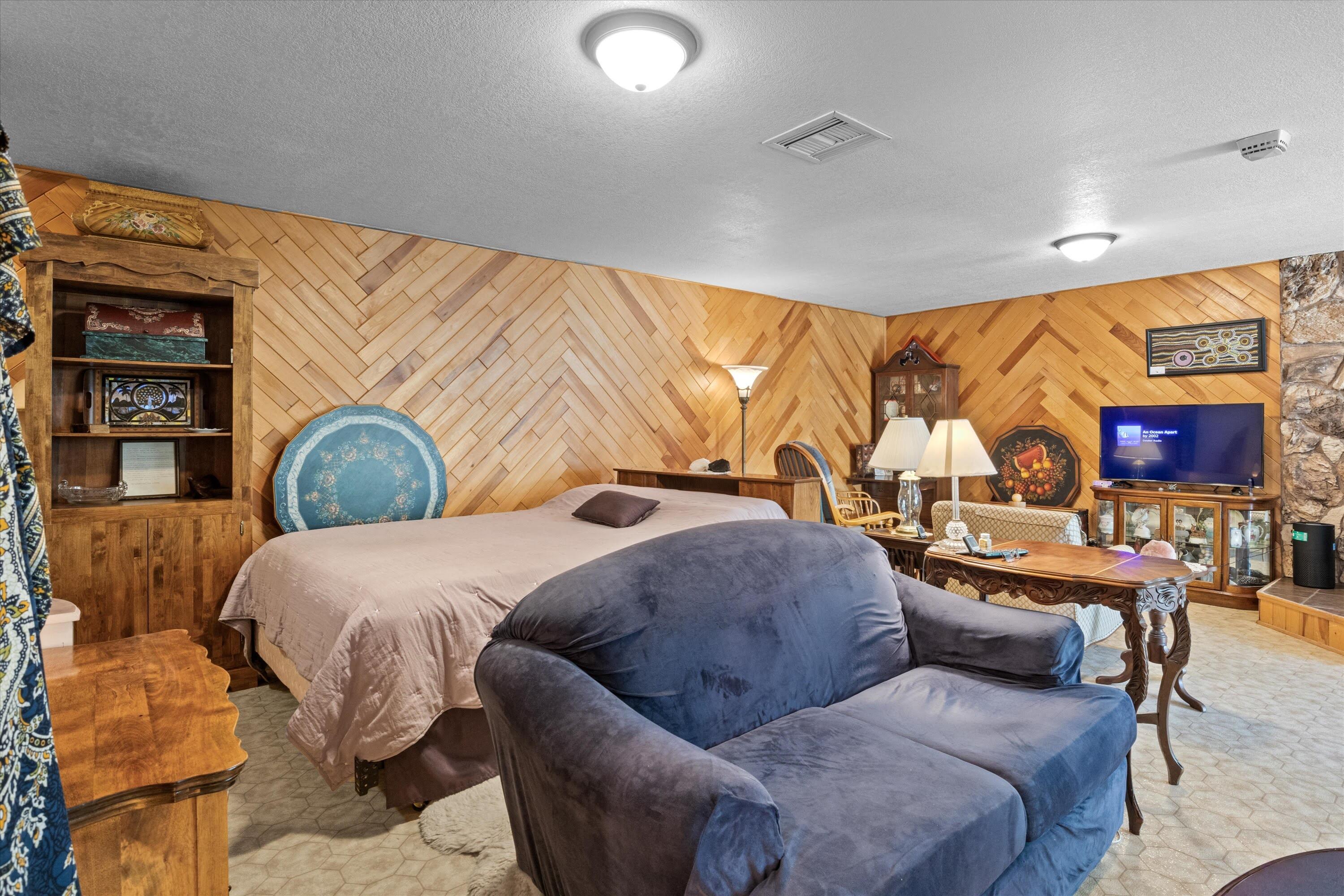 Glendale, Tow NOf Julia - Residential