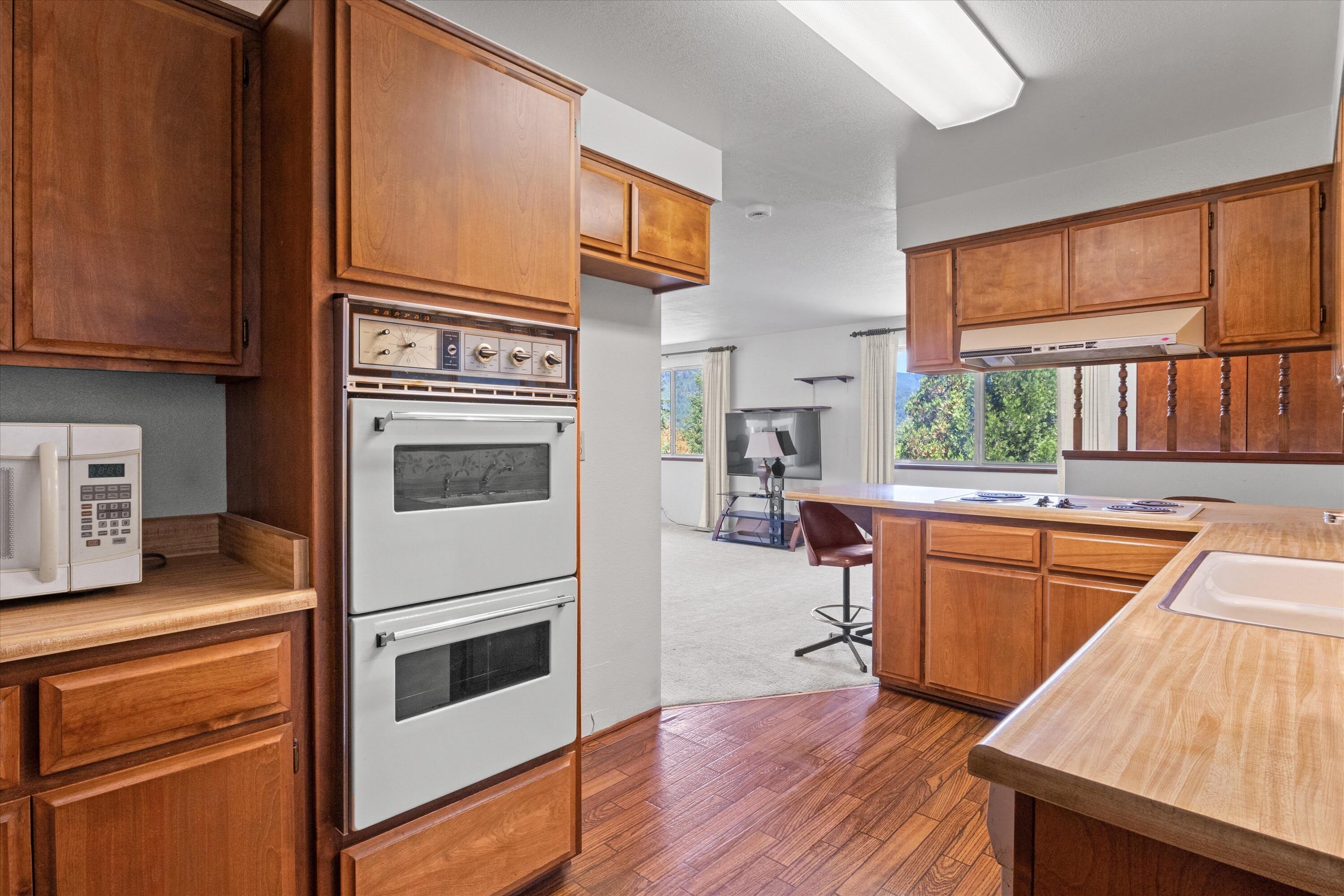 Glendale, Tow NOf Julia - Residential