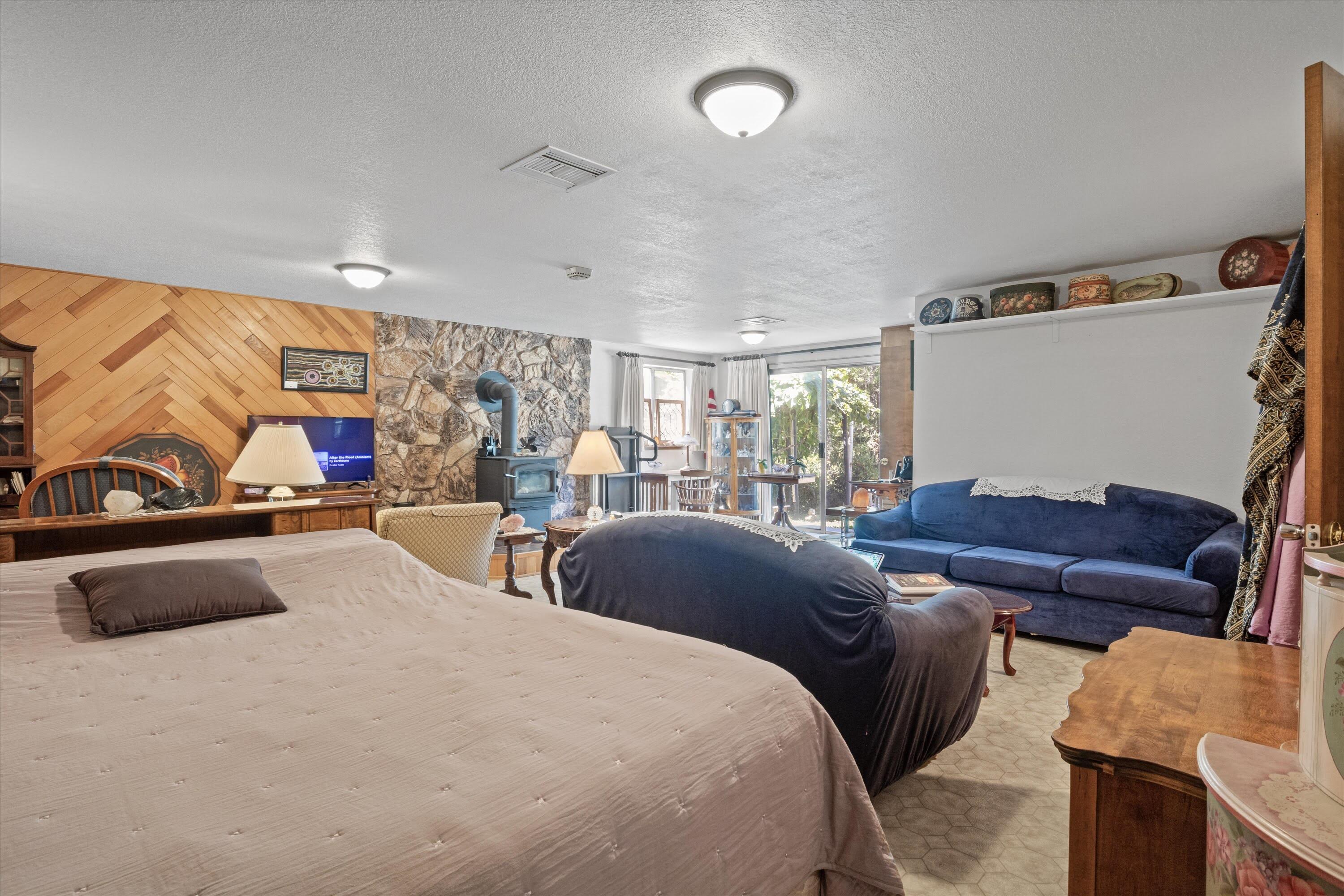 Glendale, Tow NOf Julia - Residential