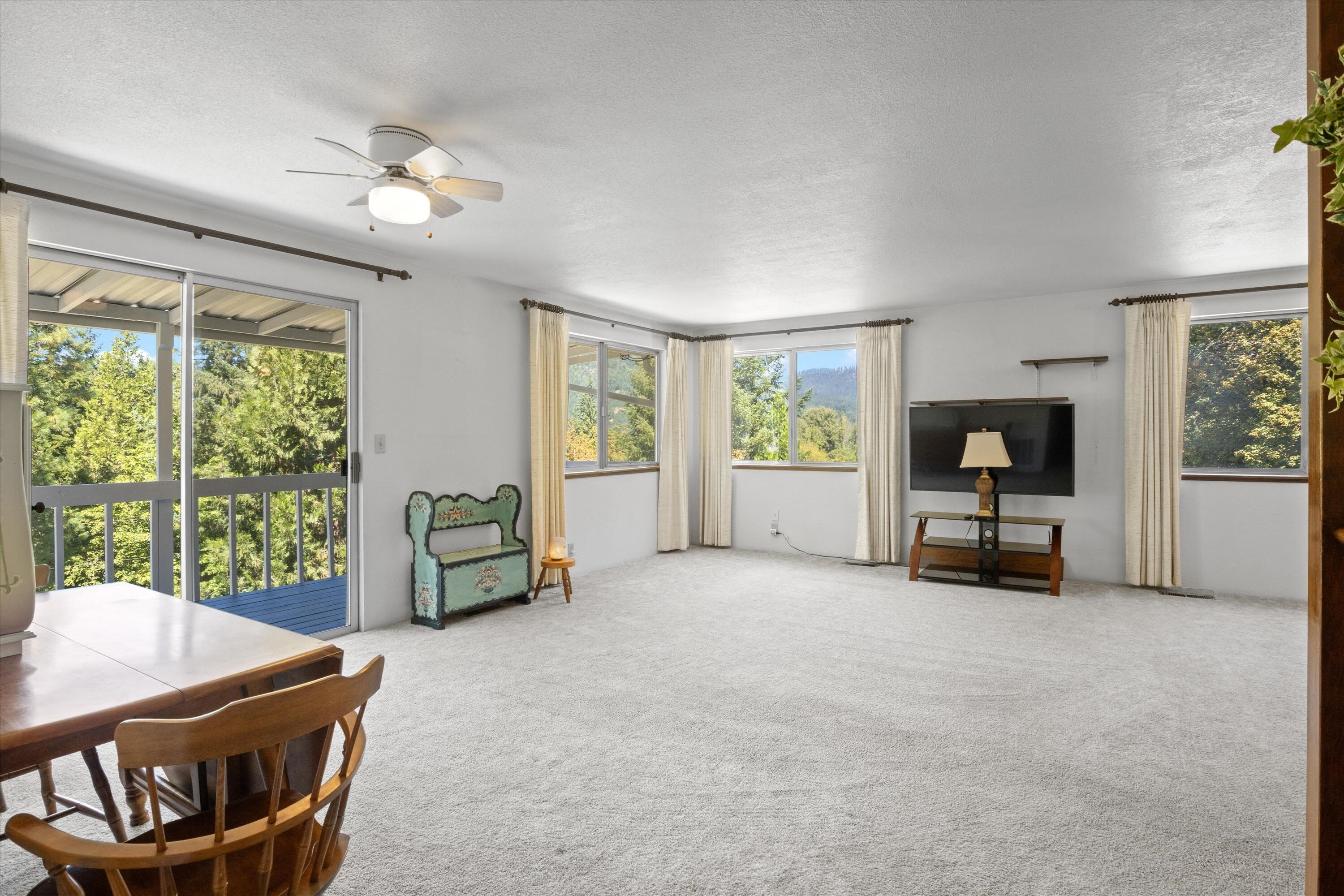 Glendale, Tow NOf Julia - Residential