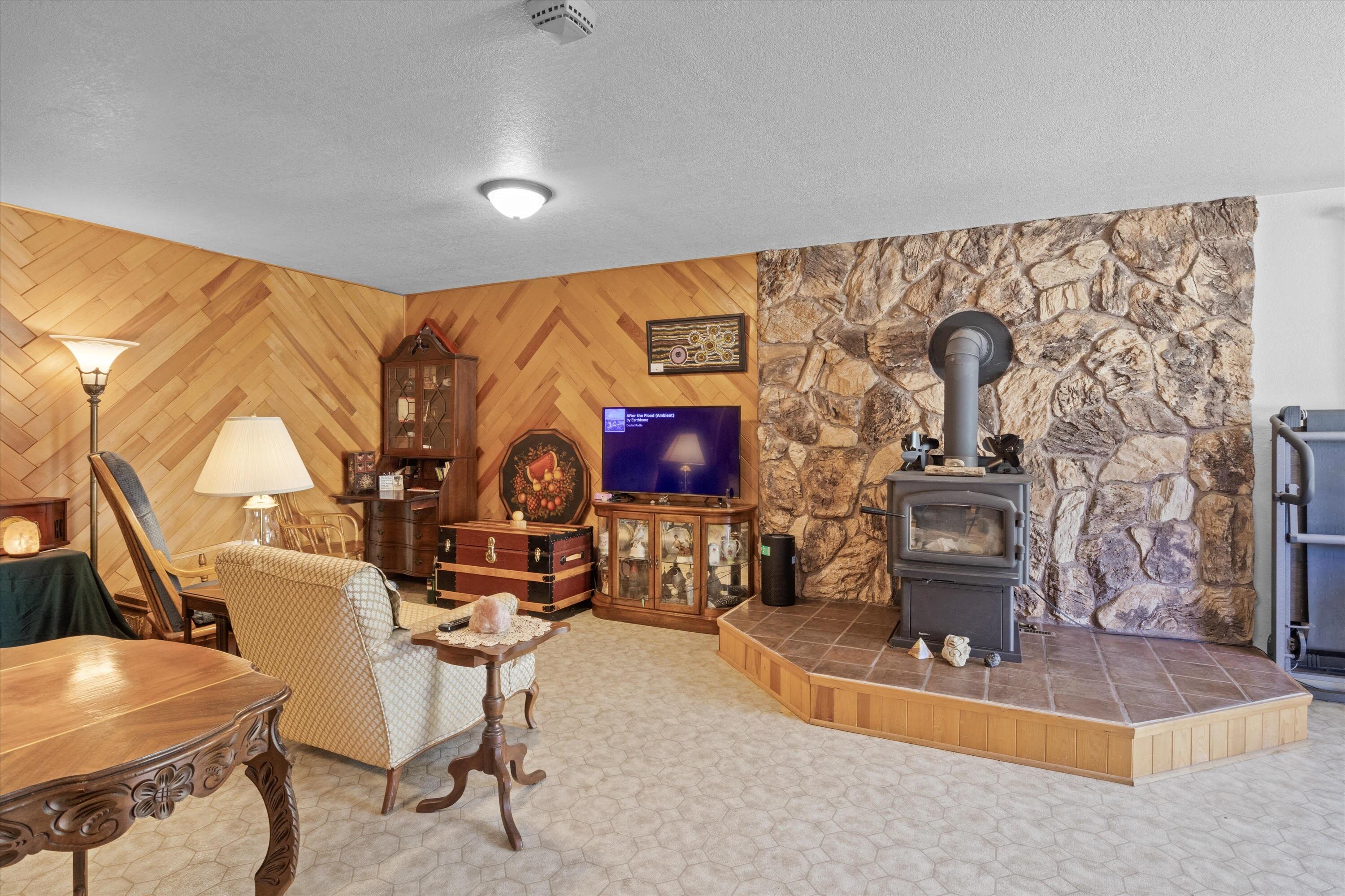 Glendale, Tow NOf Julia - Residential