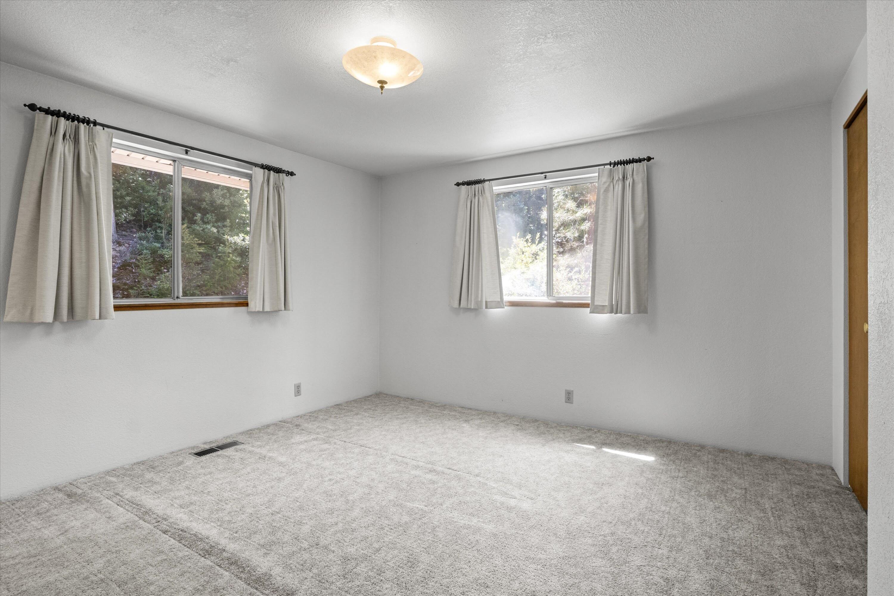 Glendale, Tow NOf Julia - Residential