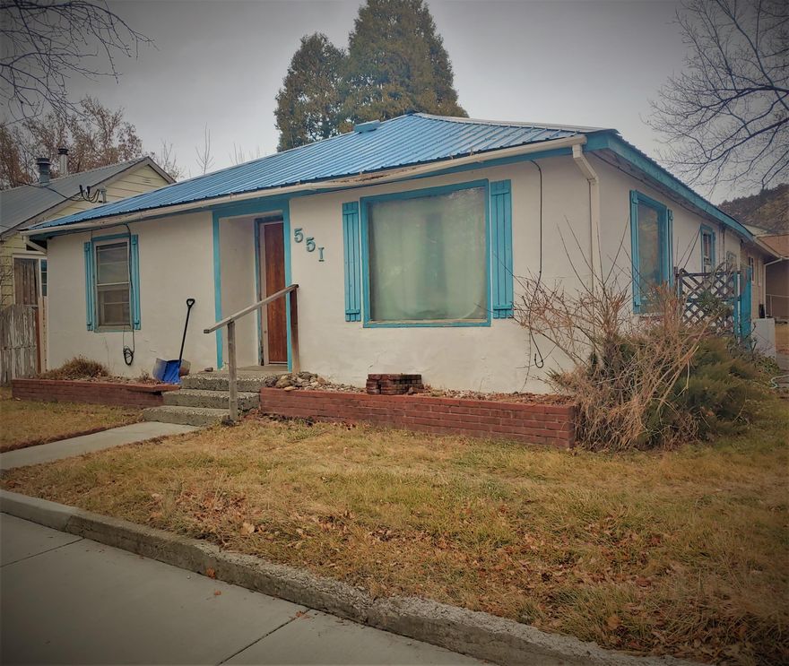 Cozy 2 bedroom 1 bathroom home on a corner lot in a great neighborhood. Large living room with original hardwood floors invite to
unwind and relax. Beautifully remodeled bathroom is a great bonus. Take a look for yourself and schedule your showing today!