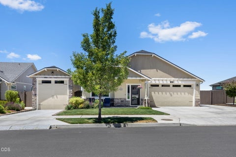 Photo of 4431 SW Salmon Place, Redmond, OR 97756 (MLS # 220223567)