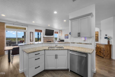 Tiny photo for 4431 SW Salmon Place, Redmond, OR 97756 (MLS # 220223567)