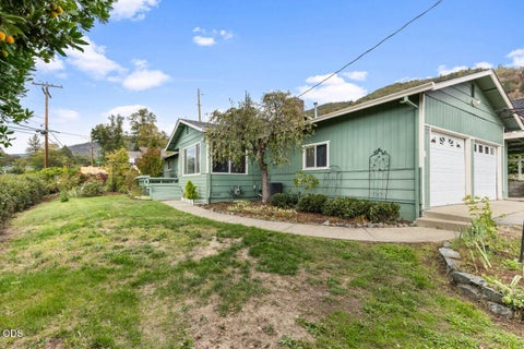Photo of 945 NE Beacon Drive, Grants Pass, OR 97526 (MLS # 220229200)