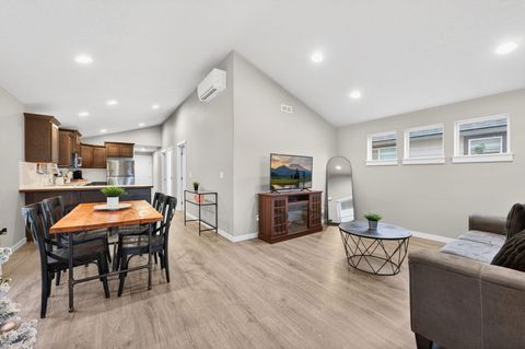 Tiny photo for 949 NW Upas Avenue, Redmond, OR 97756 (MLS # 220212996)