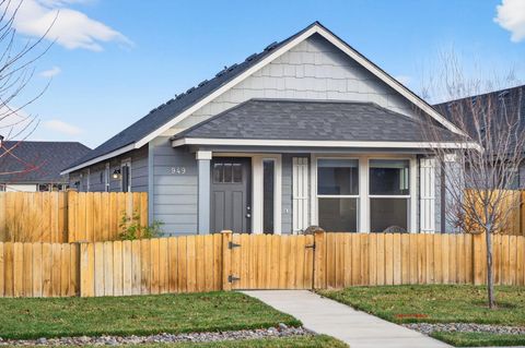 Photo of 949 NW Upas Avenue, Redmond, OR 97756 (MLS # 220212996)