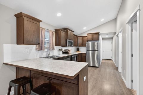 Tiny photo for 949 NW Upas Avenue, Redmond, OR 97756 (MLS # 220212996)