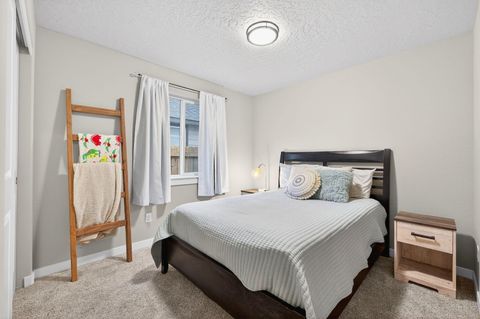 Tiny photo for 949 NW Upas Avenue, Redmond, OR 97756 (MLS # 220212996)