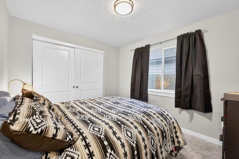 Tiny photo for 949 NW Upas Avenue, Redmond, OR 97756 (MLS # 220212996)