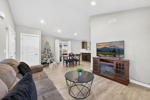 Tiny photo for 949 NW Upas Avenue, Redmond, OR 97756 (MLS # 220212996)