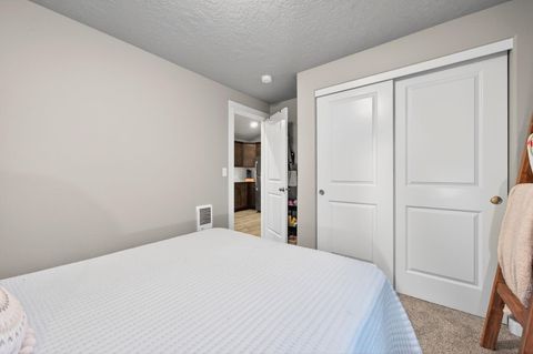 Tiny photo for 949 NW Upas Avenue, Redmond, OR 97756 (MLS # 220212996)