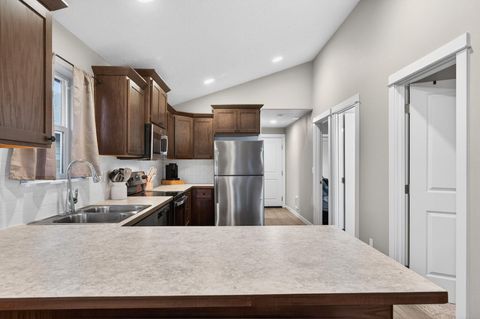 Tiny photo for 949 NW Upas Avenue, Redmond, OR 97756 (MLS # 220212996)