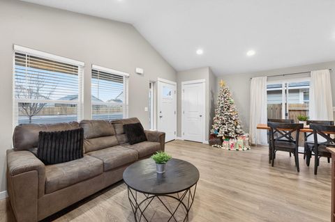 Tiny photo for 949 NW Upas Avenue, Redmond, OR 97756 (MLS # 220212996)