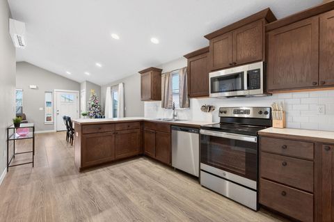 Tiny photo for 949 NW Upas Avenue, Redmond, OR 97756 (MLS # 220212996)