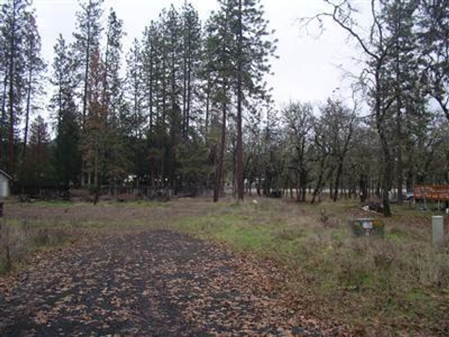 Great buildable lots with access to private air strip. Only three lots left on this airstrip. Properties are surveyed, with home site approvals, city sewer and shared water. Ready to build and enjoy the flying experience of the upper Rogue River Valley!