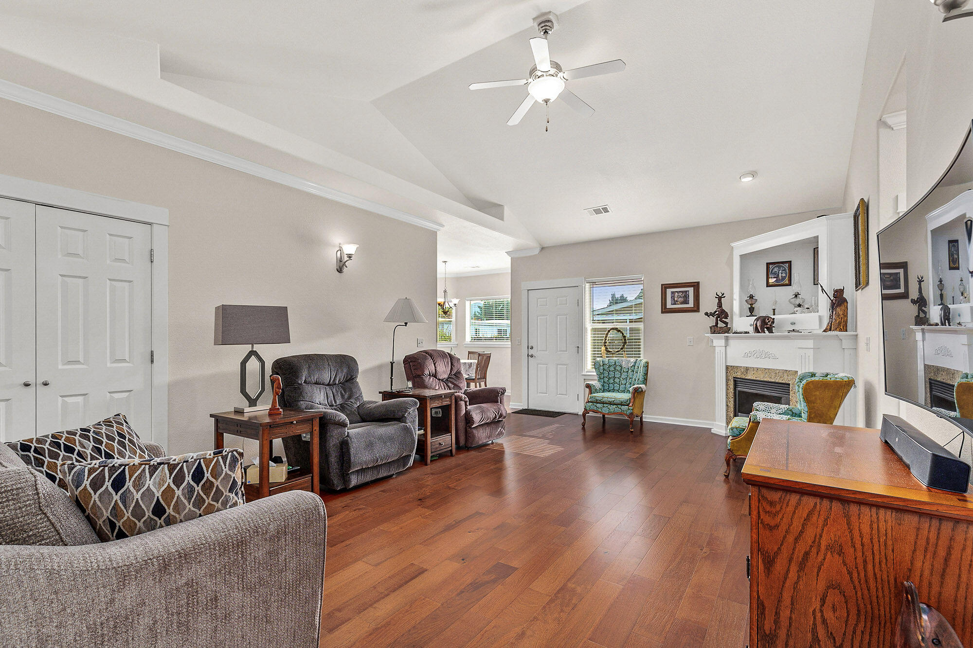 Kinsington Court Condominium - Residential