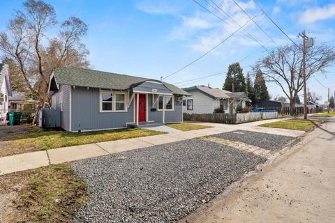 Tiny photo for 929 Owens Street, Klamath Falls, OR 97601 (MLS # 220215438)