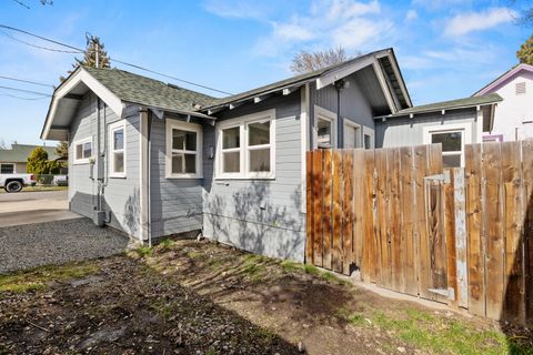 Tiny photo for 929 Owens Street, Klamath Falls, OR 97601 (MLS # 220215438)