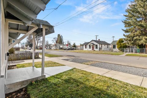 Tiny photo for 929 Owens Street, Klamath Falls, OR 97601 (MLS # 220215438)