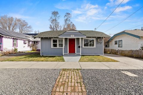 Tiny photo for 929 Owens Street, Klamath Falls, OR 97601 (MLS # 220215438)