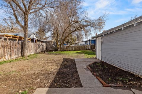 Tiny photo for 929 Owens Street, Klamath Falls, OR 97601 (MLS # 220215438)