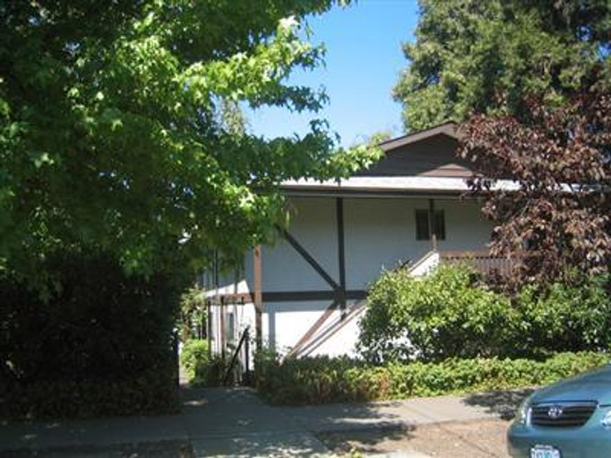 6 units: Two units have 3 bedrooms, 2 baths, 1440 sq/ft, with fireplace. Two units have 2 bedrooms, 1 bath, 825 sq/ft. Two bath, 553 sq/ft. Neat clean well maintained units right downtown.