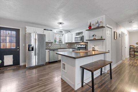 Tiny photo for 541 SW 3rd Street, Madras, OR 97741 (MLS # 220212638)