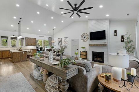 Tiny photo for 15475 Pinetree Drive, La Pine, OR 97739 (MLS # 220194601)