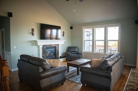 Tiny photo for 3995 SW Salmon Avenue, Redmond, OR 97756 (MLS # 220214920)