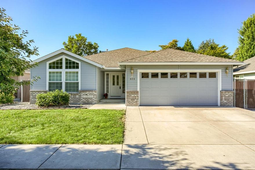 This terrific home was built in 2003 in the much sought-after Hampton Place Subdivision, the home features a wonderful open floor plan, a split bedroom plan that includes 3 bedrooms and 2 baths; living room features a brick accented gas fireplace; there are 9' ceilings throughout the majority of the home and many large windows, for the light and airy feeling. Hardwood flooring in entry, breakfast nook area and kitchen. Carpeting in the living room and bedrooms with vinyl in the baths. The laundry room off the kitchen leads to a finished 2 car attached garage. A French door off the breakfast area opens to a patio and fenced rear yard.