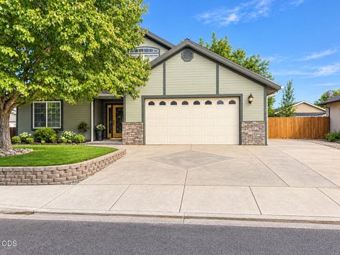 Photo of 1052 Kensington Court, Central Point, OR 97502 (MLS # 220229549)