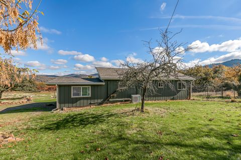 Tiny photo for 6536 Shadow Glen Drive, Eagle Point, OR 97524 (MLS # 220211406)
