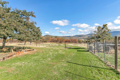 Tiny photo for 6536 Shadow Glen Drive, Eagle Point, OR 97524 (MLS # 220211406)