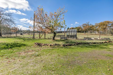 Tiny photo for 6536 Shadow Glen Drive, Eagle Point, OR 97524 (MLS # 220211406)