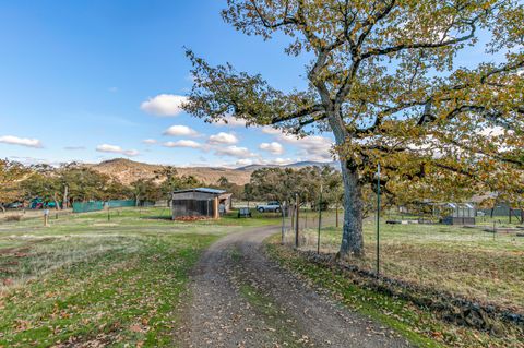 Tiny photo for 6536 Shadow Glen Drive, Eagle Point, OR 97524 (MLS # 220211406)