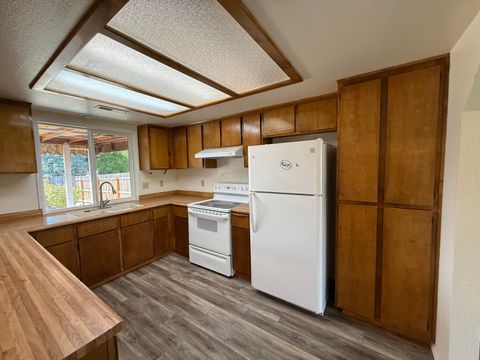 Tiny photo for 3015 Milhoan Drive, Medford, OR 97504 (MLS # 220220188)