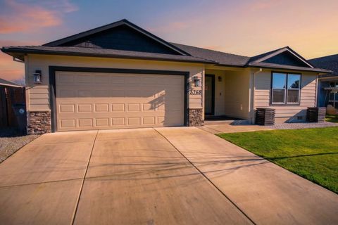 Photo of 8268 29th Street, White City, OR 97503 (MLS # 220213989)