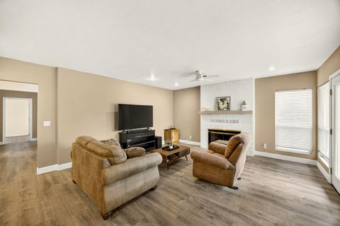 Tiny photo for 525 Barnes Avenue, Medford, OR 97504 (MLS # 220212503)