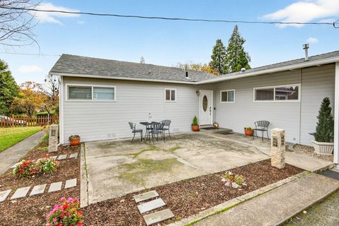 Tiny photo for 525 Barnes Avenue, Medford, OR 97504 (MLS # 220212503)