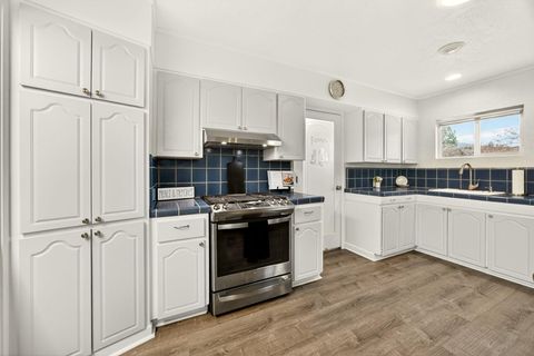 Tiny photo for 525 Barnes Avenue, Medford, OR 97504 (MLS # 220212503)