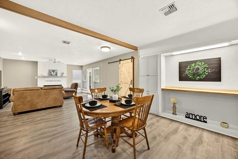 Tiny photo for 525 Barnes Avenue, Medford, OR 97504 (MLS # 220212503)