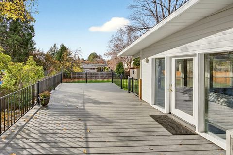 Tiny photo for 525 Barnes Avenue, Medford, OR 97504 (MLS # 220212503)