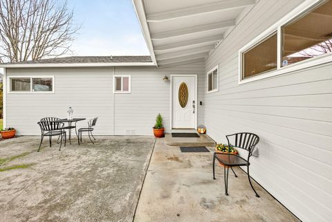 Tiny photo for 525 Barnes Avenue, Medford, OR 97504 (MLS # 220212503)