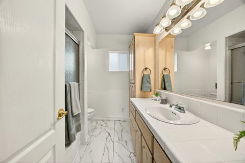 Tiny photo for 525 Barnes Avenue, Medford, OR 97504 (MLS # 220212503)